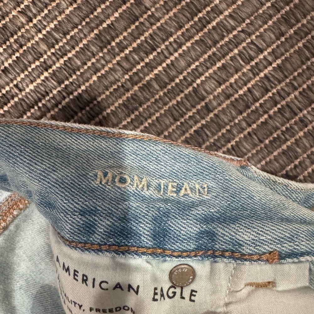 American Eagle Outfitters Light Wash Distressed Mom Jeans - Picture 4 of 5